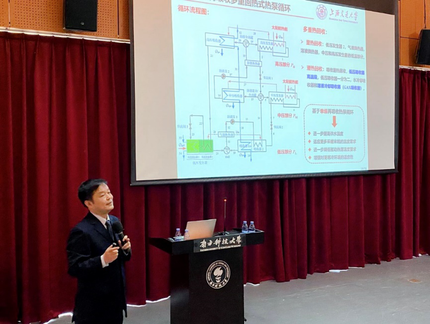 随后的主题报告上,复旦大学高分子科学系的彭慧胜教授作了题为《智能